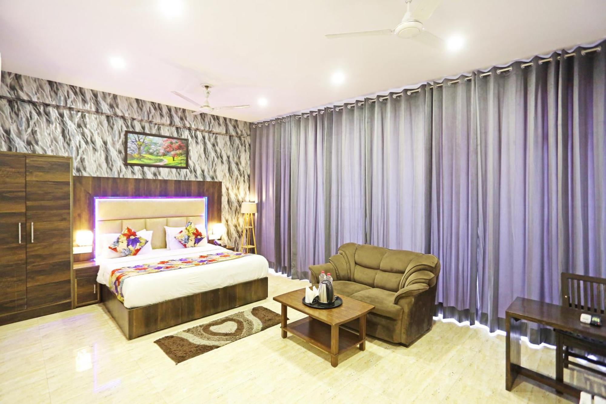 Hotel The Kiara Near Delhi Airport 뉴델리 외부 사진