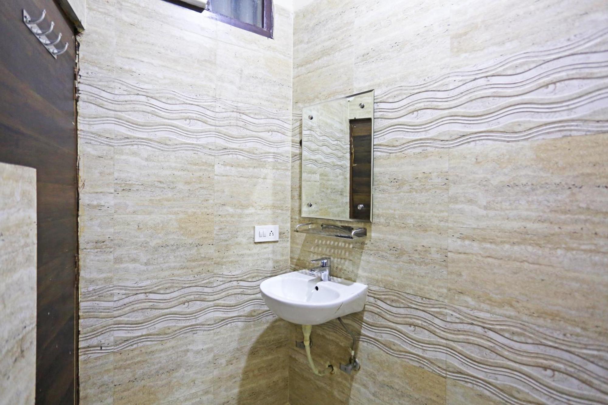 Hotel The Kiara Near Delhi Airport 뉴델리 외부 사진