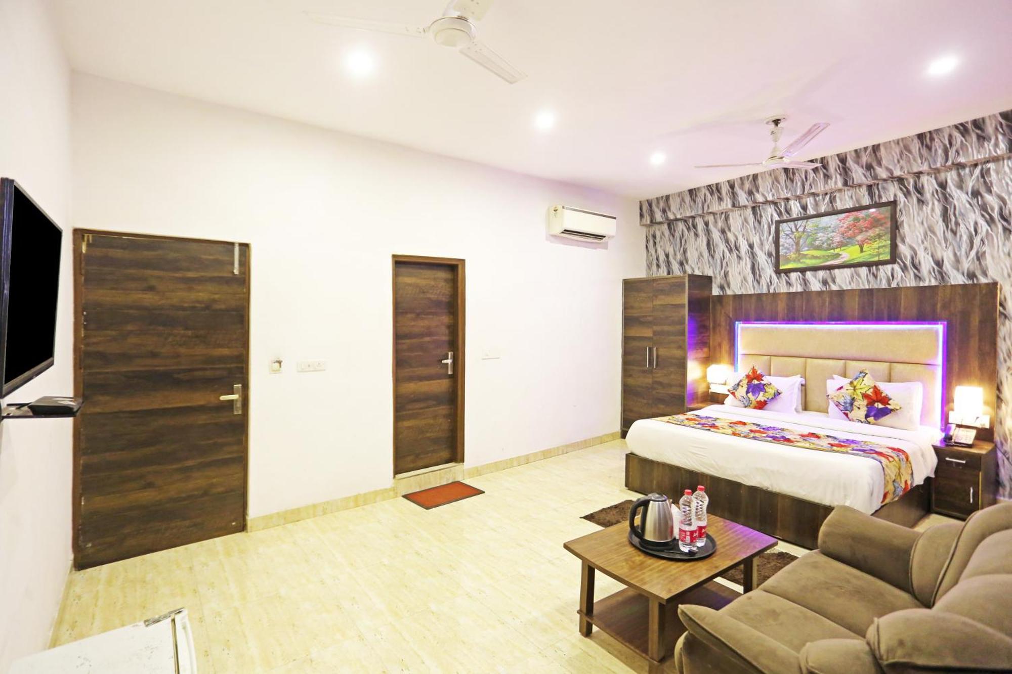 Hotel The Kiara Near Delhi Airport 뉴델리 외부 사진