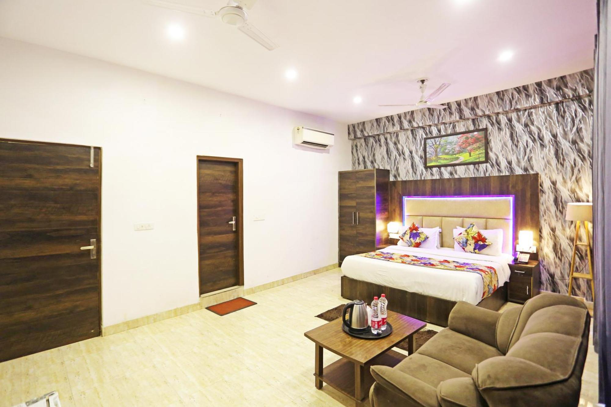 Hotel The Kiara Near Delhi Airport 뉴델리 외부 사진