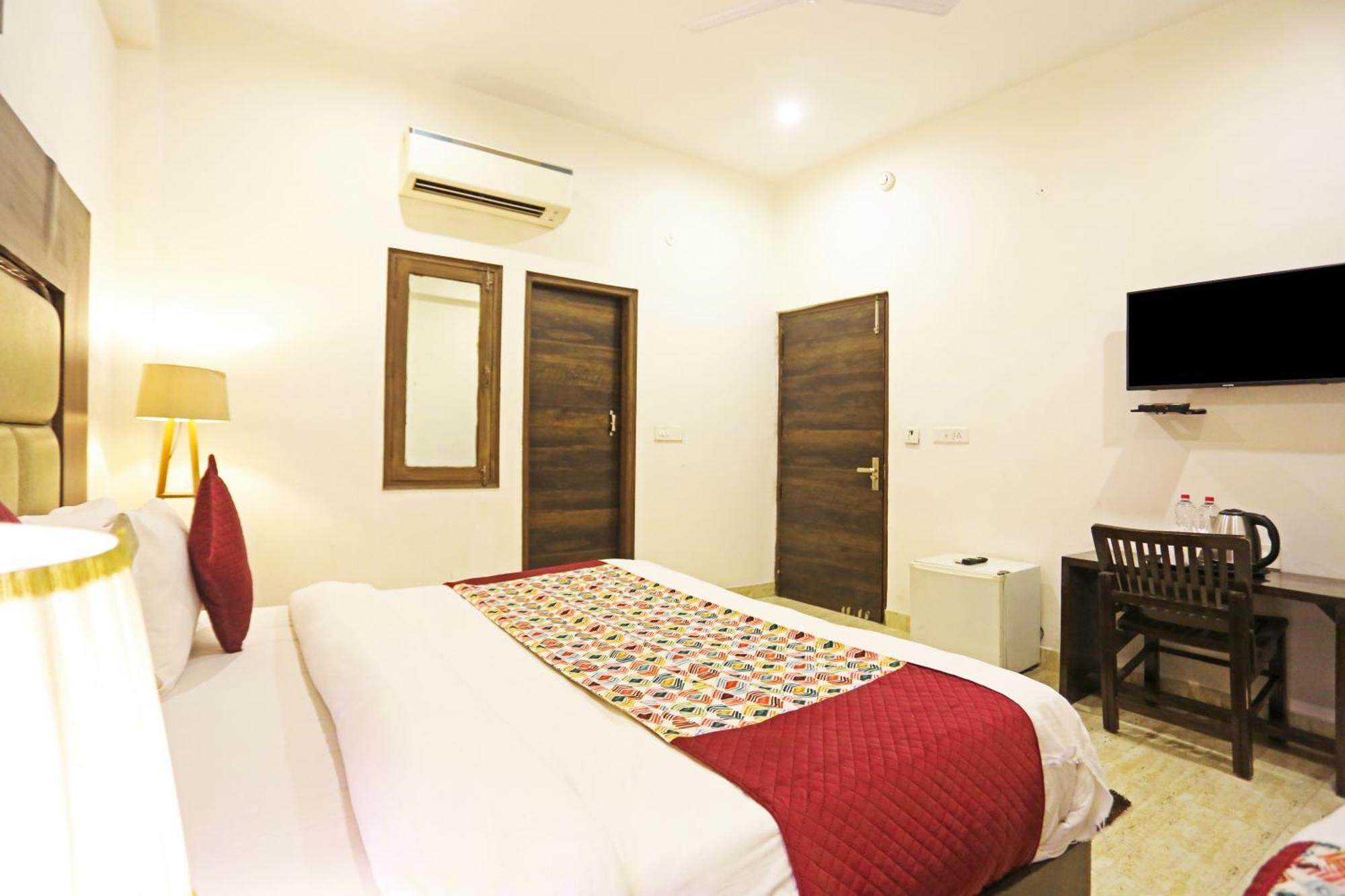 Hotel The Kiara Near Delhi Airport 뉴델리 외부 사진