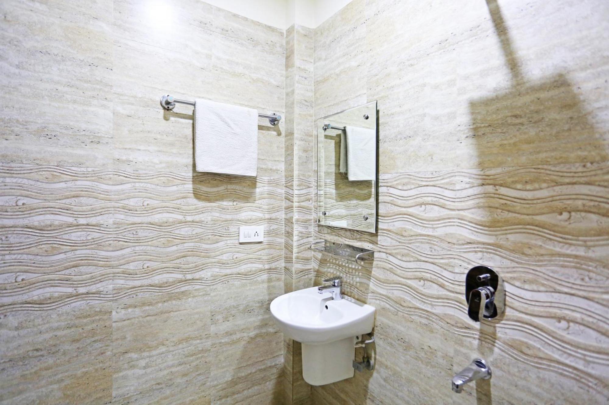 Hotel The Kiara Near Delhi Airport 뉴델리 외부 사진